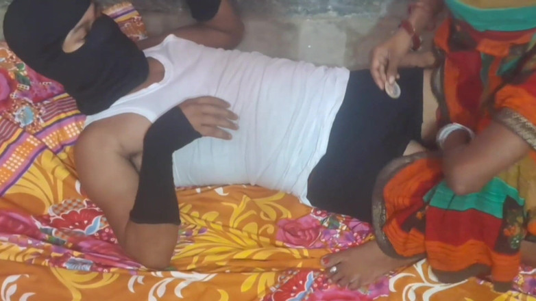 Trilokinath: 塔尔古粘液霉菌阿姨在房间里被房主性交