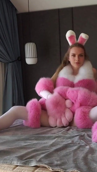 Sexy roze konijntje in bontpak wordt geneukt en gecreampied! Bontmasturbatie