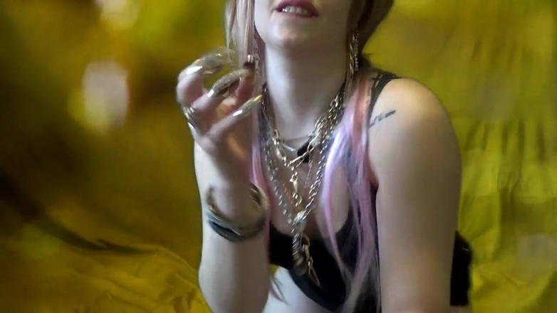 Goddess Misha Goldy: Tudo em ouro bebendo fumando joi
