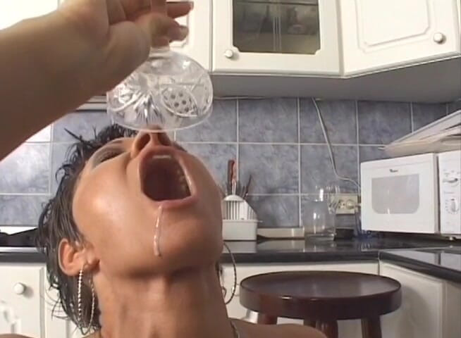 MILF my Cock: Bruneta jí mrdku v kuchyni