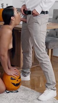 Adik tiri cantik dapat creampie pada Halloween