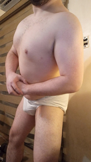 Himbo_Fox: М'язистий чувак грає зі своєю опуклістю і сосками