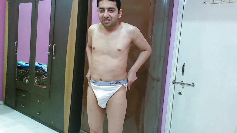 Cute & Nude Crossdresser: Quente crossdresser femboy Sweet Lollipop em um top branco crop...