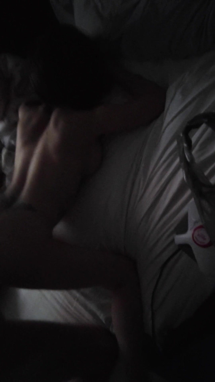 Pussy hound: セクシーで小柄なバブルバットの義理の妹が完璧な偽の胸と引き締まった小さな膣を持つ