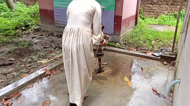 FireeCouple: 陌生人走进房子喝水，离开了我。