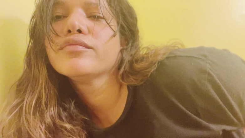 Michelle sex hard: Michelle lagi asik mainin timun di pintu belakangnya, ganas banget...