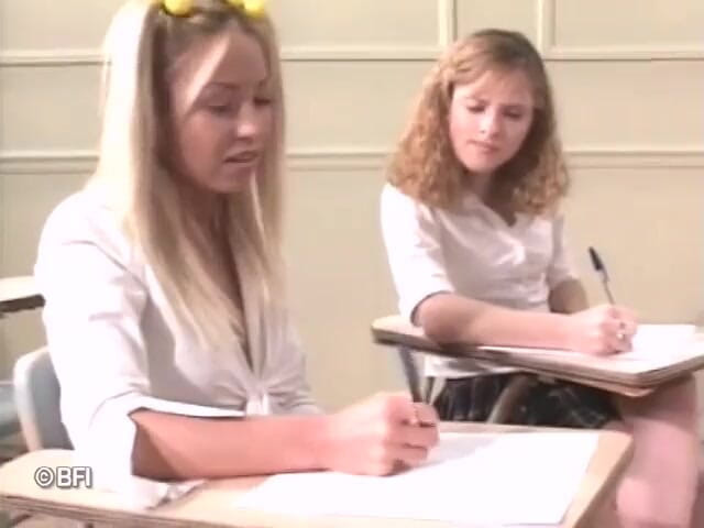 Sweet Teen Playground: Dziewczyny z college'u uwielbiają otrzymywać uderzone twarde DVD