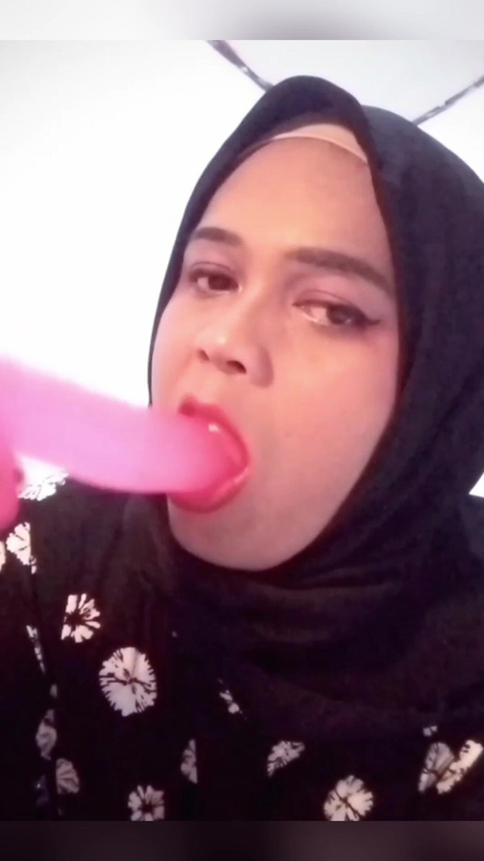 Ivvy Crossdresser: Ivvy Hijab แต่งตัวข้ามเพศ, ใส่กางเกงยีนส์ แล้วก็ช่วยตัวเอง