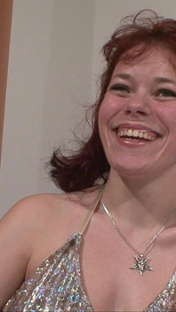 Une MILF souriante gode sa chatte et la suce baveusement