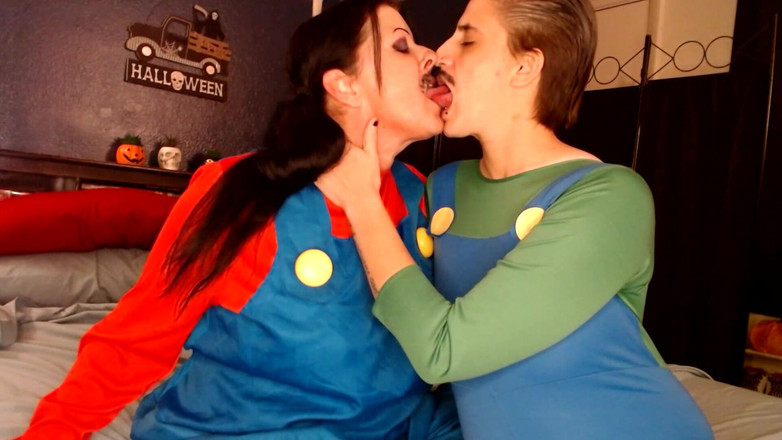 Abby Anna: Lesbické líbání halloween cosplay