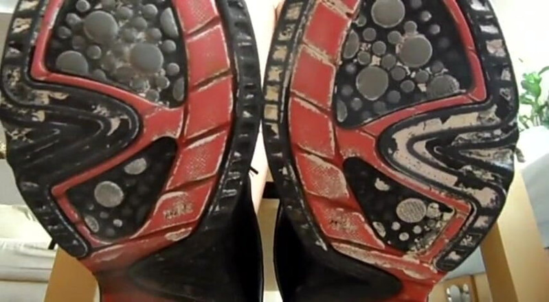 Foot Girls: Bellezza bionda mostra le sue scarpe