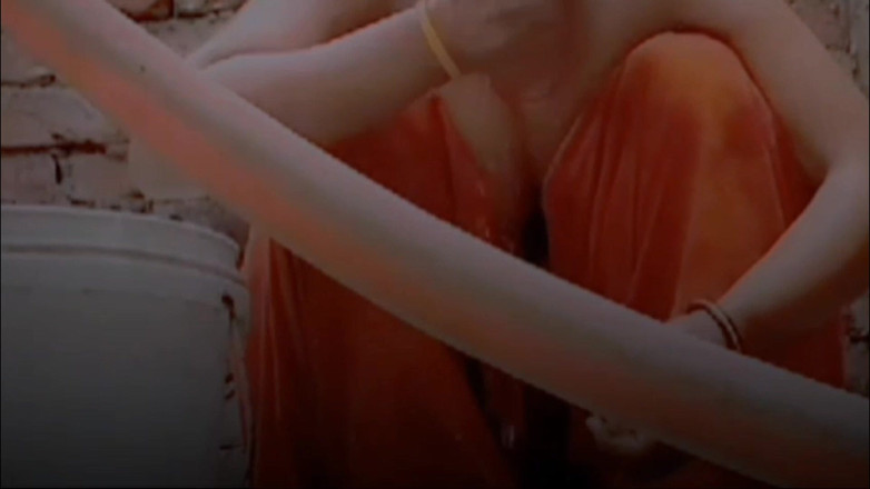TricolorMusic3: Une fille desi se baigne