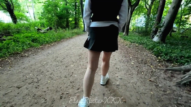 ElsaRixterXXX: Min spännande promenad utan trosor genom parken och över färjan - den...