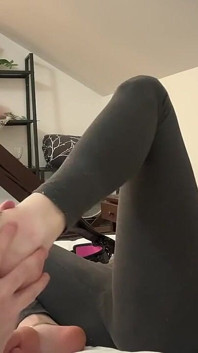 Engasgando com os pés, lambendo e cheirando minhas meias e pés suados