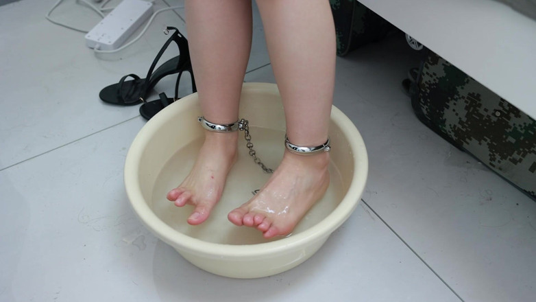 Asian bondage: Hans flickvän, med bundna händer och med fotledsbojor, utforskade rummet...