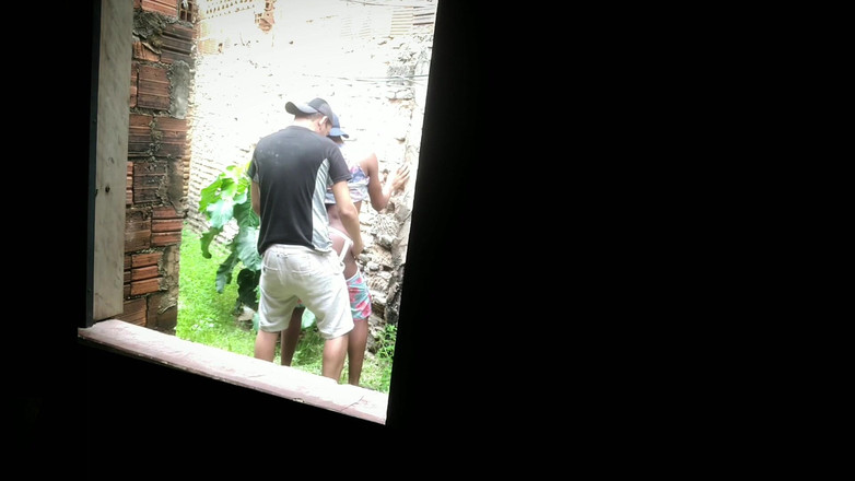 MiguellTrajano: Doručovatel sledoval zákazníka na opuštěný los, aby mu zadek dal...