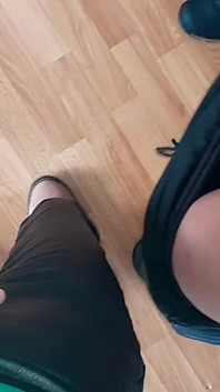 Tres estudiantes se juntaron en una sala de conferencias vacía durante un descanso para tener sexo