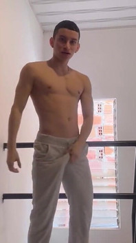 Gay latinoamerický chlapec masturbace velkého ptáka, dokud se neudělá - kompilace mrdky - masturbace muže
