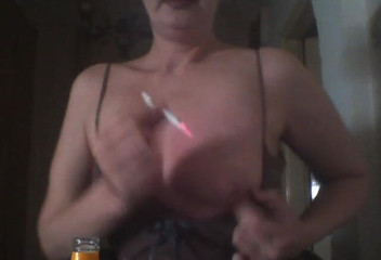 Dominatrix Redsonyja: Víte, jak skleněná láhev může zaplnit díry v těle