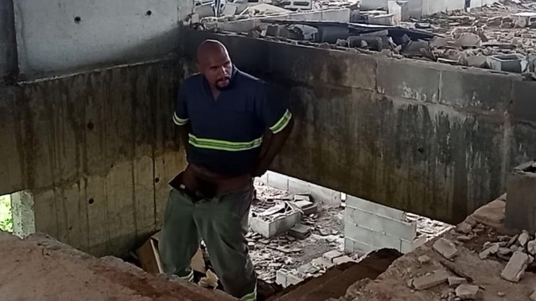 TheBlacKHunterr: Masturbando Na Construçao