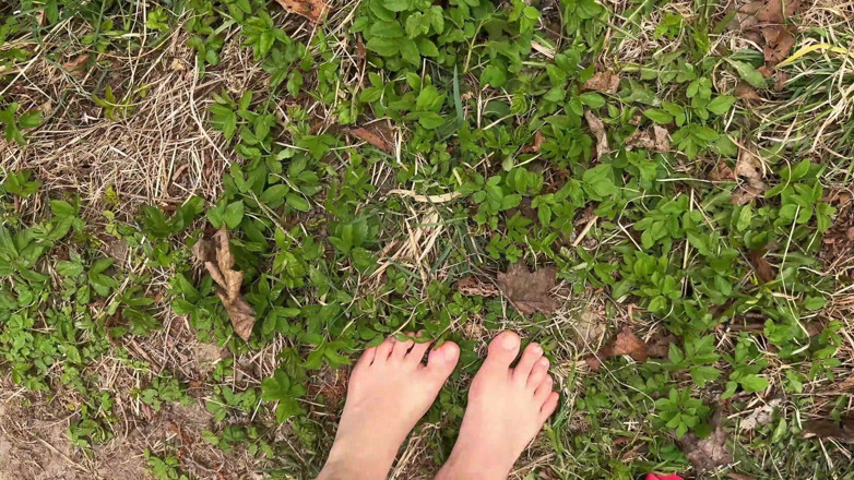 Vasya Sylvia: Barefoot Walk in the Forest - Foot Fetish - Bare Feet!