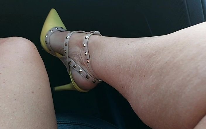 Step Mommy: Sexy milf em saia curta e salto alto se masturba...