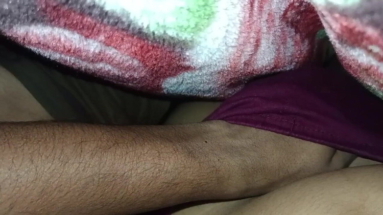 Raani16: 在大学宿舍指交我的女友阴户