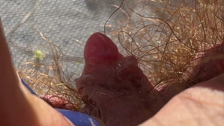 Cuteblonde666: Amatör kıllı kız büyük klitorisle yakın çekimde mastürbasyon yapıyor