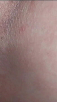 흥분한 이웃이 그녀의 꽉 조인 음부를 폭파해 달라고 부탁한다. 남편이 여행 중이라서. 그녀는 다른 자지를 시도해보고 싶어 한다
