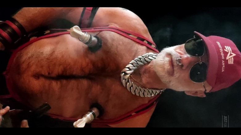 MusclesCigarsFFPig: Un beau-père fume des pipes et pompe les tétons