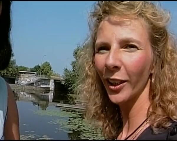 Deutscher hardcore: Ładna niemiecka laska dzieli penisa z gorącą blondynką mamuśką