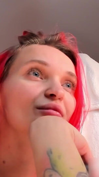 Liberty_xo se fute cu vibrator în picioare