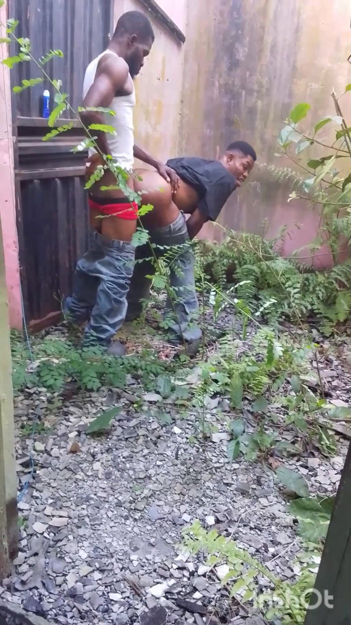 VALLEY200: meri nee taarikh mujhse poochho bebi kya ham jhaari men...