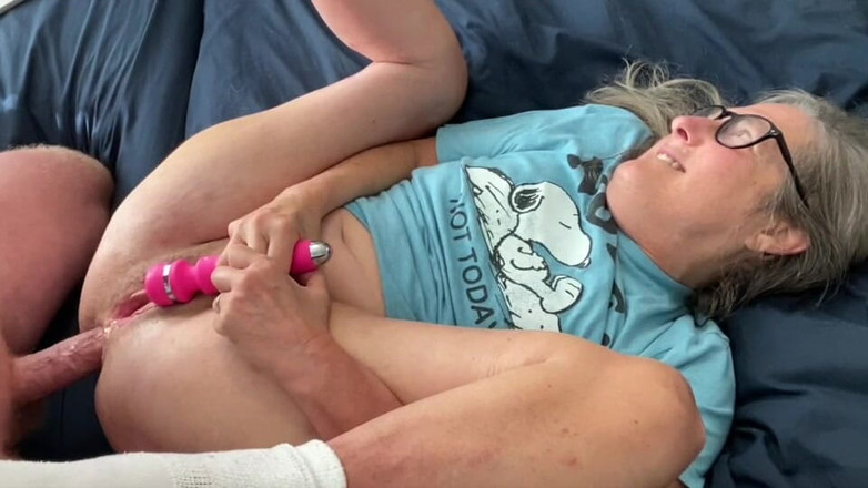 Squirting Senior: 미시 커플의 빠른 후장 섹스