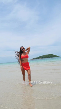 Bikini Di Bellezza E Caldo Freddo Sulla Spiaggia