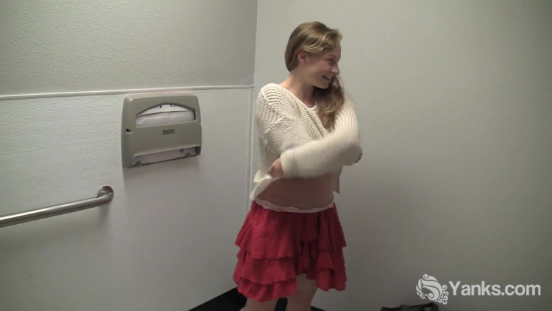 Yanks: Yanks mädchen Lili Sparks masturbiert auf der toilette