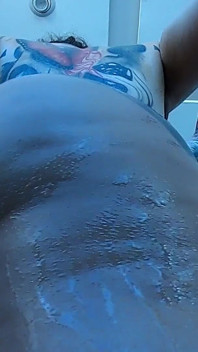 Giantess wkłada tyłek na twarz po treningu i poci się na tobie