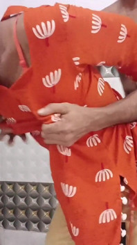 อมควยเลอะเทอะ Desi สุดฮอตและยืนเย็ดท่าหมาชุดสีส้ม