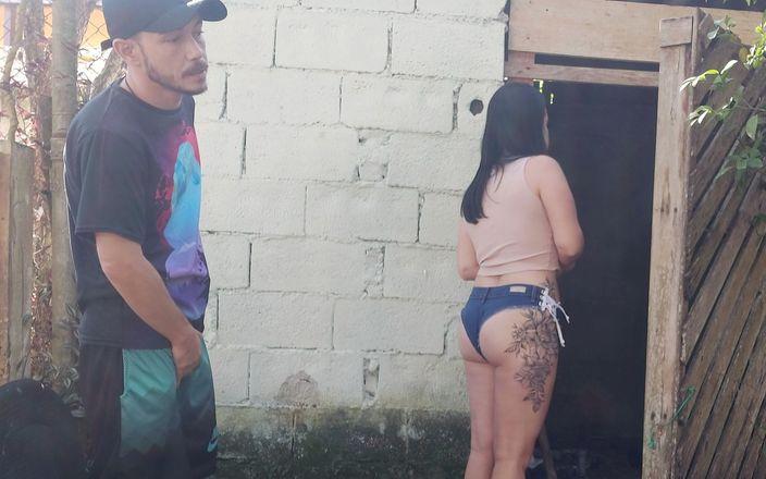 Kasallpimenta: Hausfrau verführt bauarbeiter mit mini jeansshorts