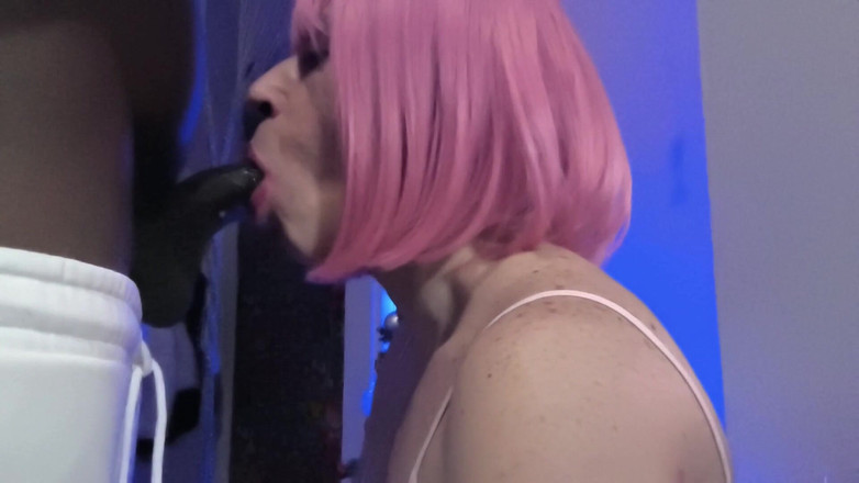 CardiC: BBCのクリスマスモーニング・グローリーホールのサプライズ シシーが彼氏1からのギフト包装された招待状を見つけて目覚める