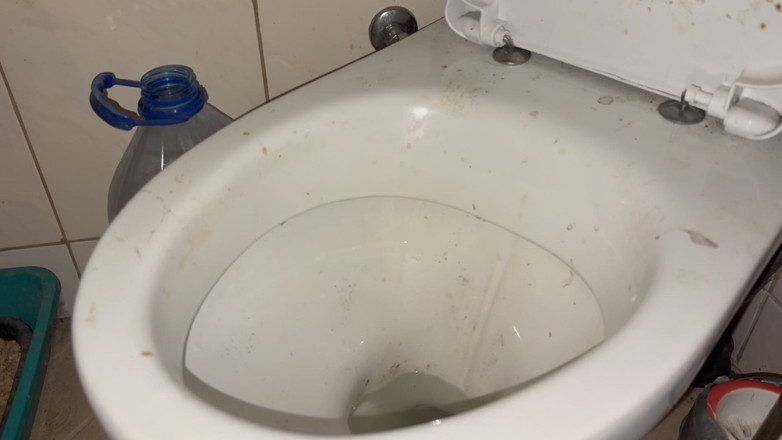 Elena917: Lízání špinavé podlahy a toalety, ukazování hlavy