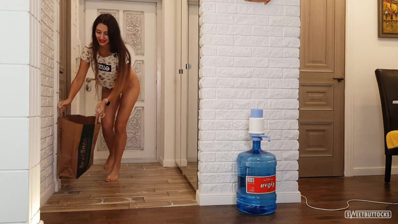 SweetButtocks: Prank Without Panties with a Delivery Guy