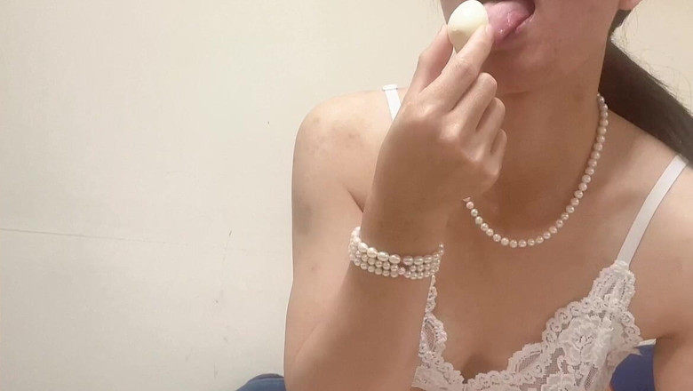 sweethanajapanese: Drobný zajíček Hana s chlupatou kundičkou Pěkný drobný zadek, pěkné...