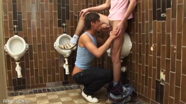 Raw Fuck: Hardcore akce se pisoárem na střední škole
