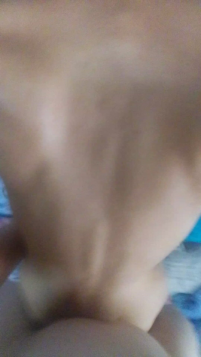 hothouse18xxx: Sexig het tonårs styvdotter ger styv pappa handjob och sitter...