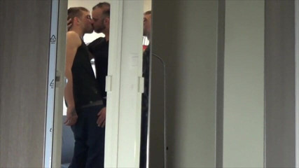 Gaybareback: Il gay viene scopato senza preservativo da uno straht latino
