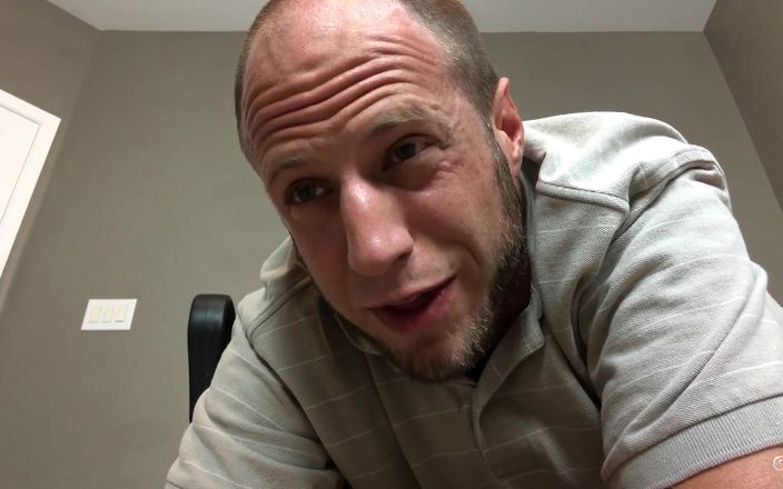 Adam Castle Solo: Une servante toute menue reçoit une bite et une dévore...