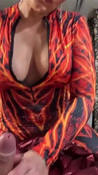 Roter nylon-jumpsuit-fetisch cameltoe neckt, tiefer blowjob und kommt auf meine unterjacke