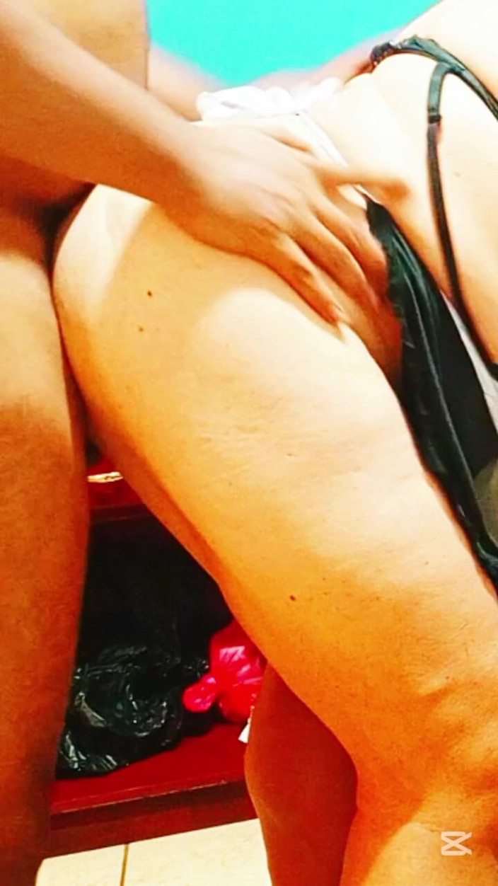Milfta boohot: A faxineira esguicha quando eu a fodo de quatro
