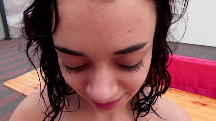 Italian Vintage Porn and MMV Clips: Morena de tetas pequeñas rociada en la boca al aire...
